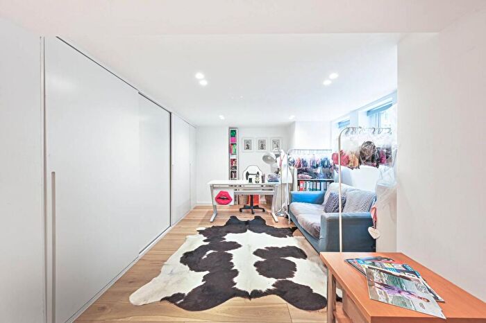 3 Bedroom Flat For Sale In Belsize Avenue, Belsize Park, London, NW3