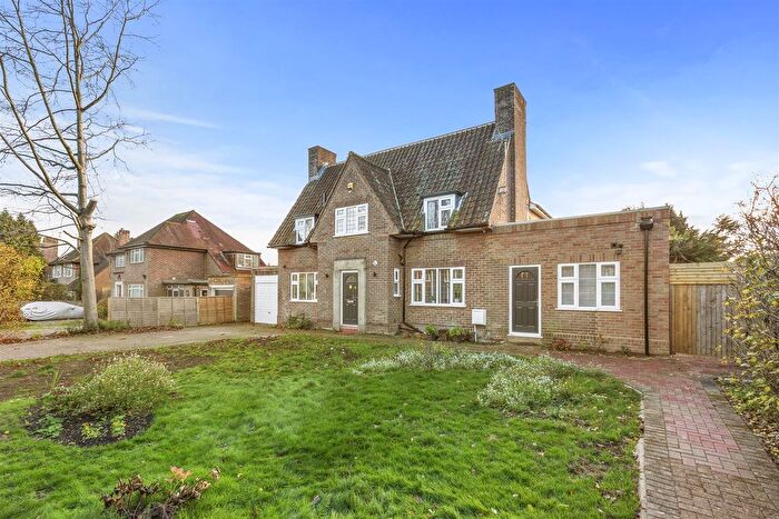 4 Bedroom Detached House To Rent In School Close, High Wycombe, HP11