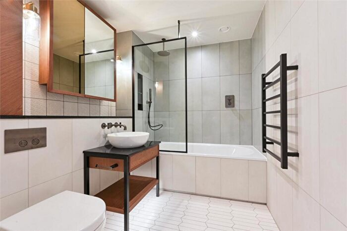 2 Bedroom Apartment To Rent In Boxwood Gardens, London Dock, E1W