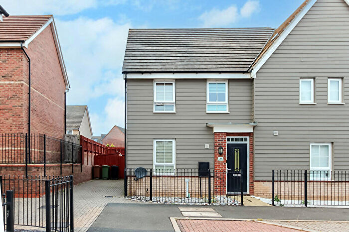 3 Bedroom Semi-Detached House For Sale In Talbot Road North, Wellingborough, NN8