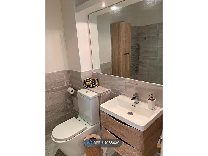 1 Bedroom Flat To Rent In Edward Square, London, SE16