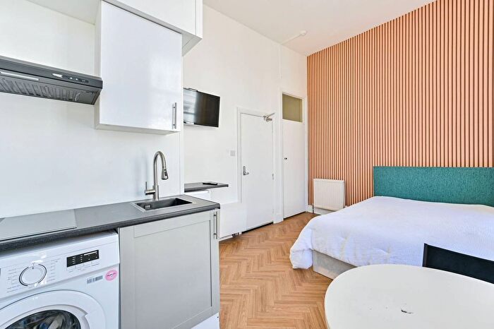 Studio To Rent In Barons Court, Barons Court, London, W14