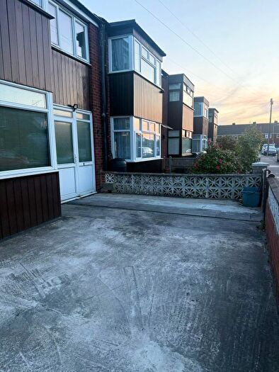 4 Bedroom Semi Detached House To Rent In Ilford, IG5