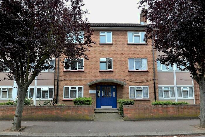 2 Bedroom Flat To Rent In King Edward Road, Leyton, London, E10