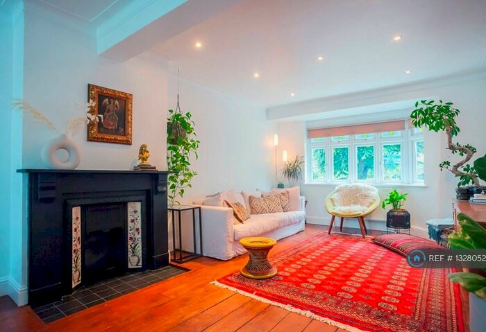 4 Bedroom Semi-Detached House To Rent In The Avenue, London, E4
