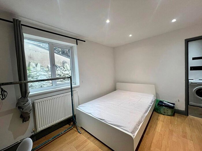 1 Bedroom Flat To Rent In Glenroy Street, Cardiff, CF24