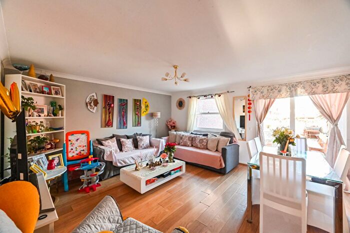 3 Bedroom Maisonette For Sale In Locksfield Place, Canary Wharf, London, E14