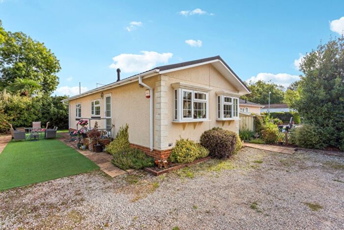 2 Bedroom Mobile/park Home For Sale In Thorney Mill Road, West Drayton, UB7