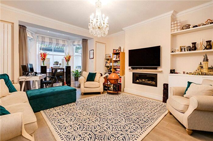 2 Bedroom Flat To Rent In Earls Court Square, Earls Court, London, SW5