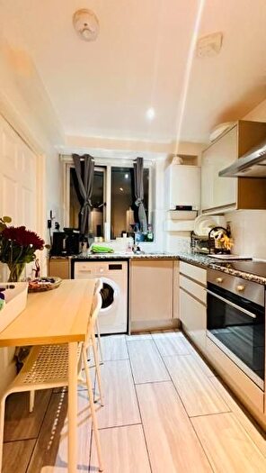 3 Bedroom Flat To Rent In Sutton Street, London, E1