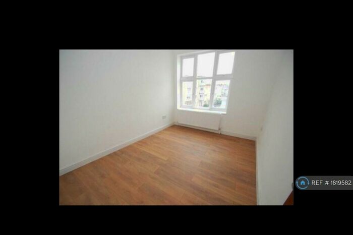 2 Bedroom Flat To Rent In Station Lane, Hornchurch, RM12