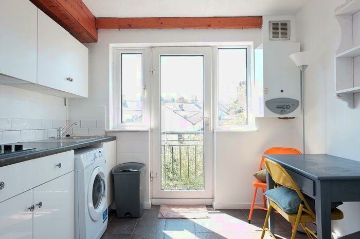 3 Bedroom Flat To Rent In Park Crescent Place, Brighton, BN2