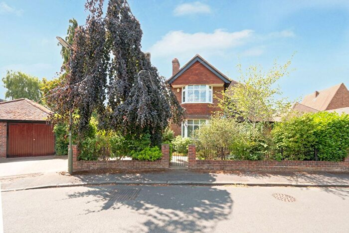 3 Bedroom Detached House For Sale In St Michaels Close, Walton-On-Thames, KT12