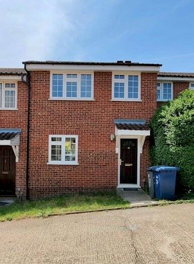 3 Bedroom Terraced House To Rent In Elm Way, Friern Barnet, N11
