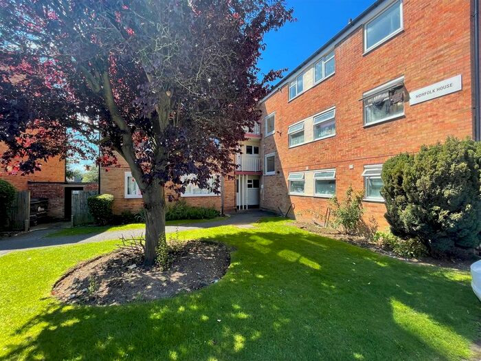 2 Bedroom Flat To Rent In The Farmlands, Northolt, UB5