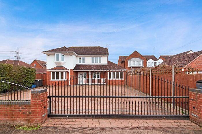 4 Bedroom Detached House For Sale In Derby Road, Hoddesdon, EN11