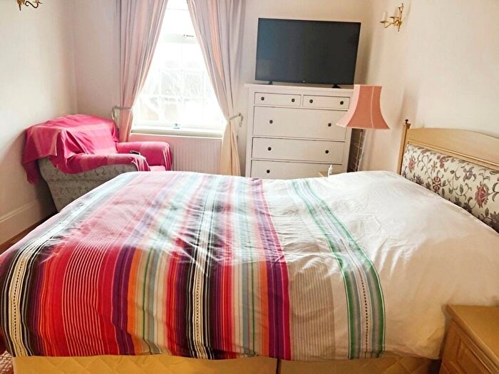2 Bedroom Flat To Rent In Chadwick Place, Long Ditton, Surbiton, Surrey, KT6