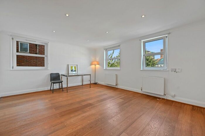 3 Bedroom Flat To Rent In Netherwood Road, London, W14