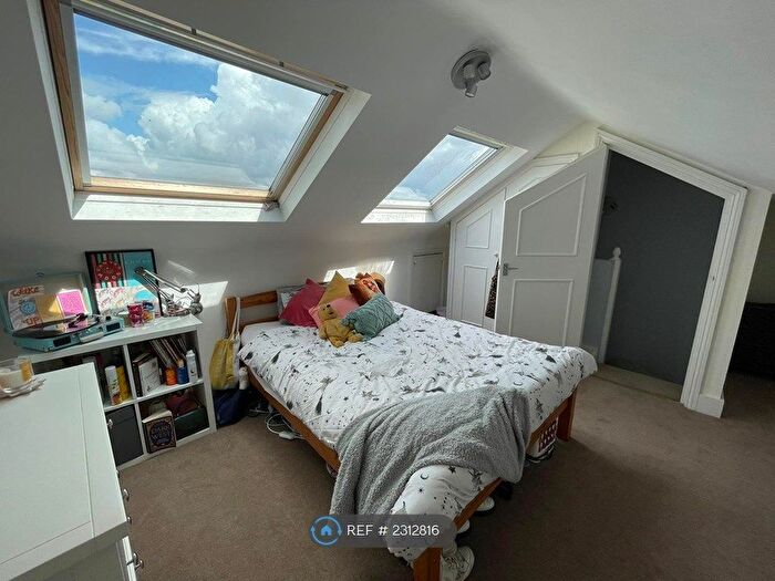 3 Bedroom Flat To Rent In Tremadoc Rd, London, SW4