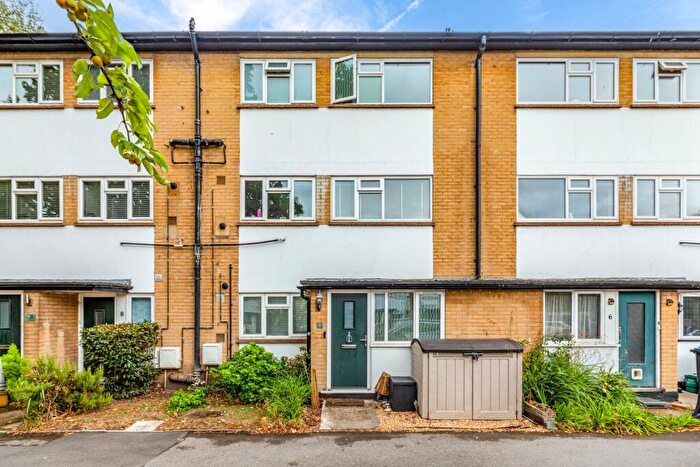 2 Bedroom Maisonette For Sale In Wey Court, New Haw, Addlestone, Surrey, KT15
