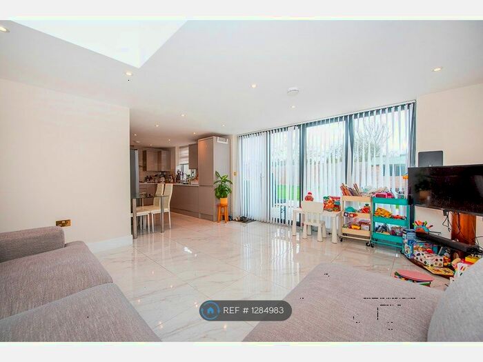 3 Bedroom Flat To Rent In Saxon Drive, London, W3