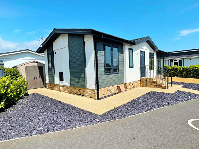 2 Bedroom Park Home For Sale In Southampton, Hampshire, SO45