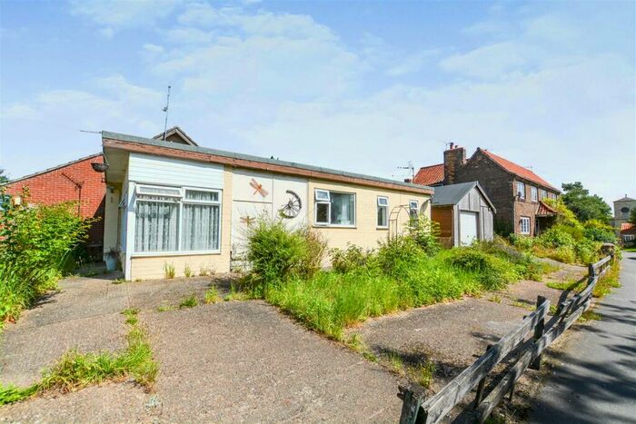 2 Bedroom Bungalow For Sale In Church Street, Willoughton, Gainsborough, DN21