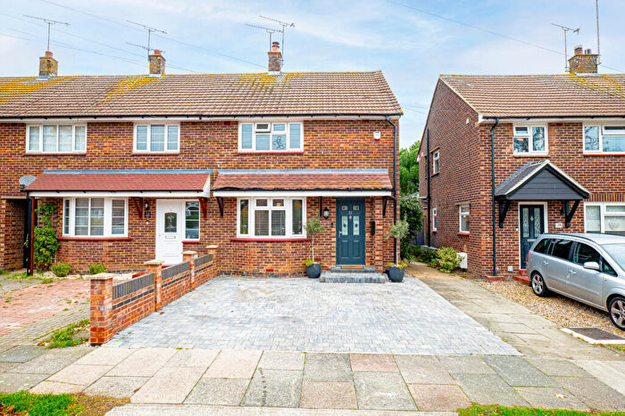 2 Bedroom End Of Terrace House For Sale In Woodleigh Avenue, Leigh-on-sea, SS9