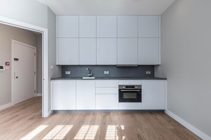 1 Bedroom Flat To Rent In Flat Heathfield Park, NW2