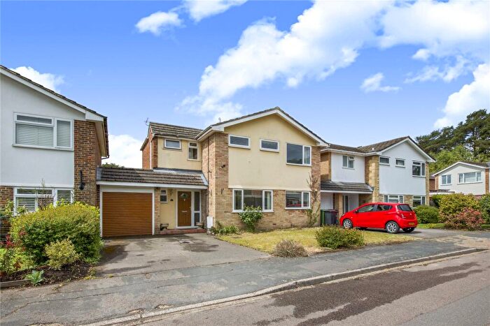4 Bedroom Link Detached House For Sale In Ashley Way, West End, Surrey, GU24