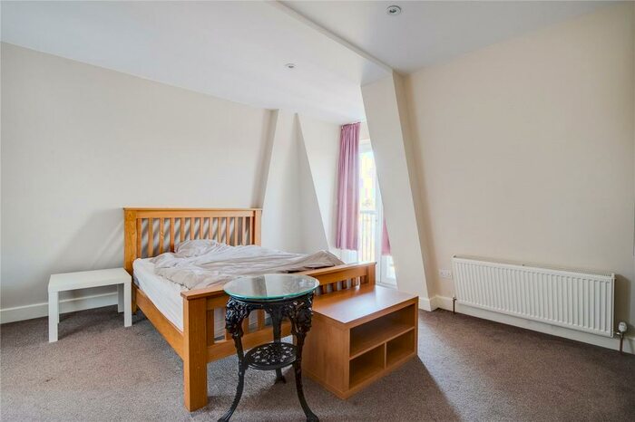 3 Bedroom Apartment To Rent In Camden Road, London, N7
