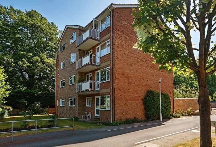 1 Bedroom Flat For Sale In Elton Close, Hampton Wick, KT1