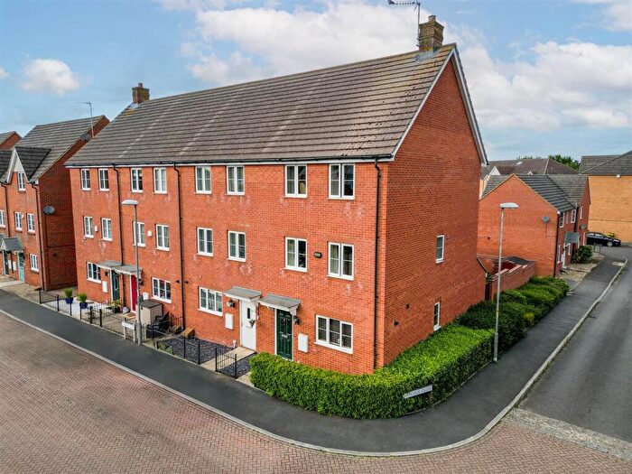 4 Bedroom End Of Terrace House For Sale In Foskett Way, Aylesbury, HP21
