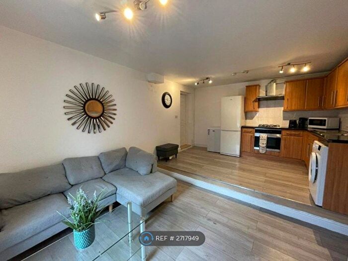 2 Bedroom Flat To Rent In Battersea Park Road, London, SW11