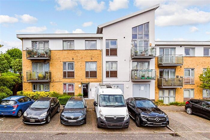 1 Bedroom Flat For Sale In Stafford Gardens, Maidstone, Kent, ME15