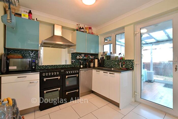2 Bedroom Flat For Sale In Tollgate Road, London, E16