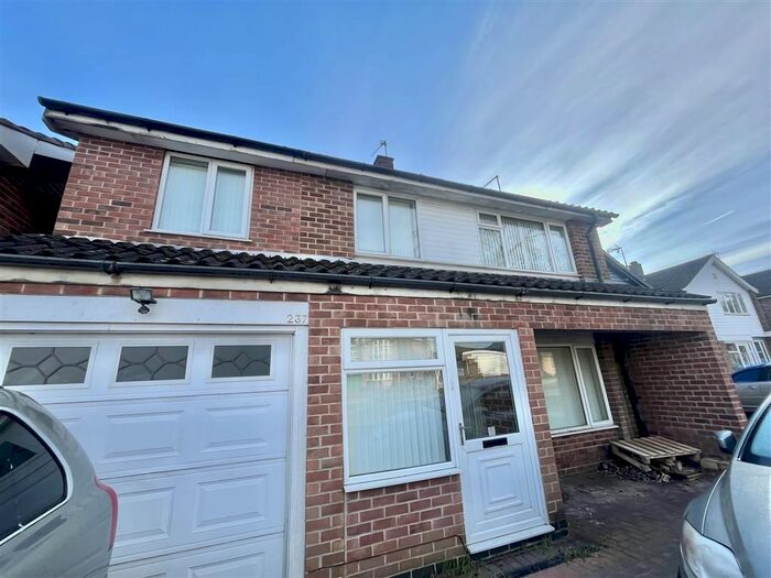 5 Bedroom Property To Rent In Bramcote Lane, Wollaton, Nottingham, NG8