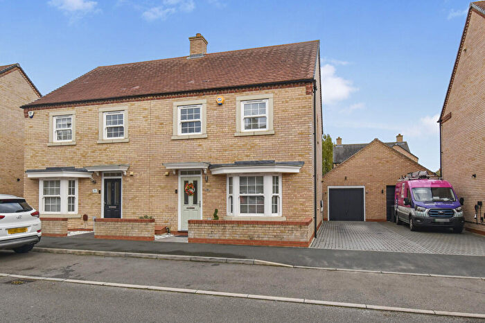 3 Bedroom Semi-Detached House For Sale In Collings Crescent, Biggleswade, SG18