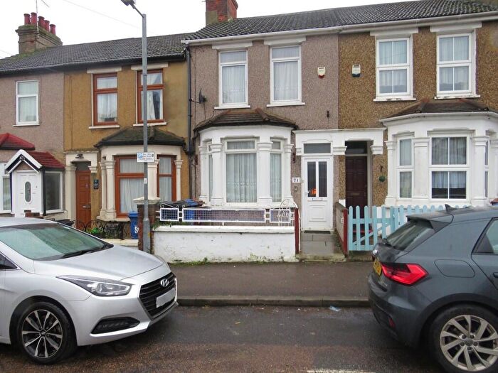 3 Bedroom Terraced House For Sale In Cromwell Road, Grays, Essex, RM17