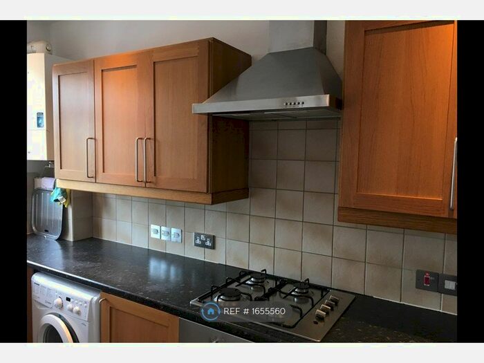 3 Bedroom Flat To Rent In Arnos Grove Court, London, N11