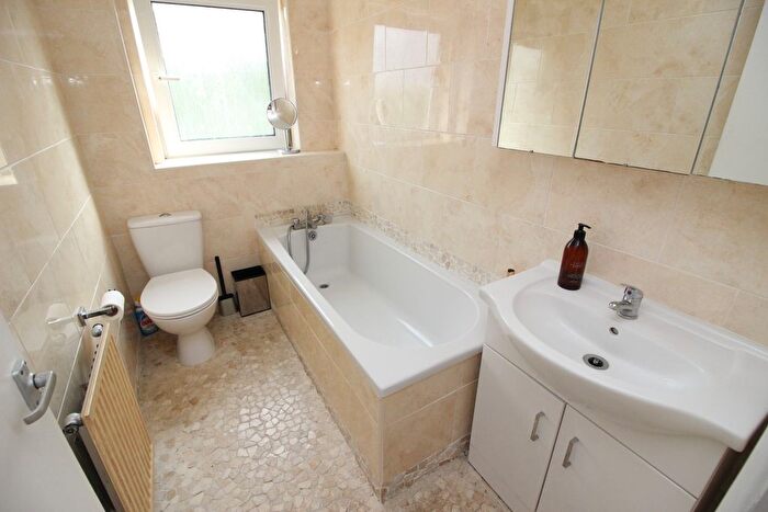 3 Bedroom End Of Terrace House For Sale In Green Lane, Worcester Park, KT4