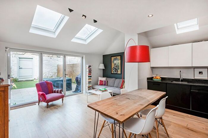 3 Bedroom Flat For Sale In Wilton Avenue, Chiswick, London, W4