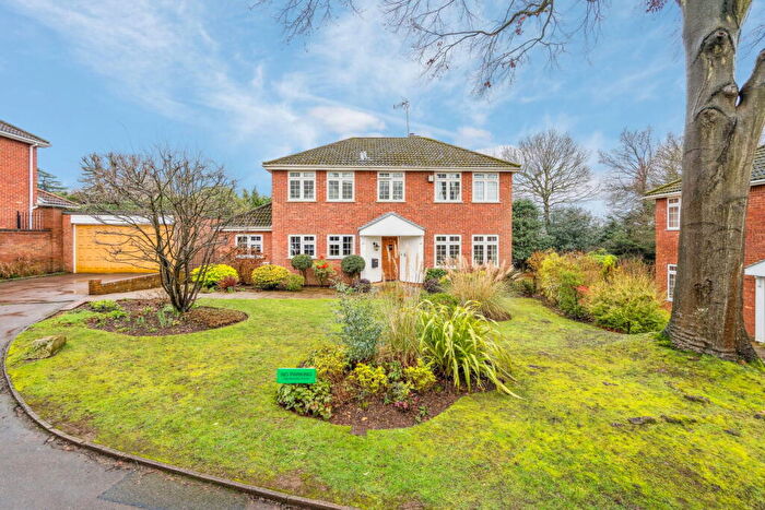 4 Bedroom Detached House For Sale In Misbourne Close, Chalfont St Peter, Buckinghamshire, SL9