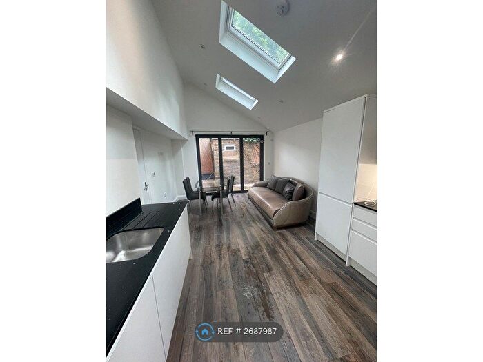 2 Bedroom Flat To Rent In Emmanuel House, Croydon, CR2