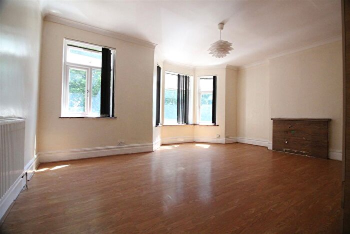2 Bedroom Flat To Rent In Villiers Road, Southall, UB1