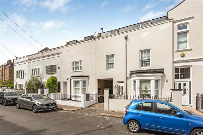 3 Bedroom Flat To Rent In Vicarage Crescent, SW11