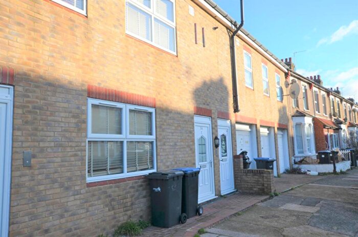 1 Bedroom Flat To Rent In Hewish Road, Edmonton, N18