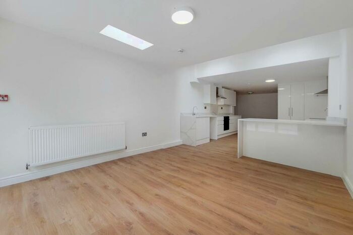 Studio To Rent In Byron Road, Wealdstone, Harrow, HA3
