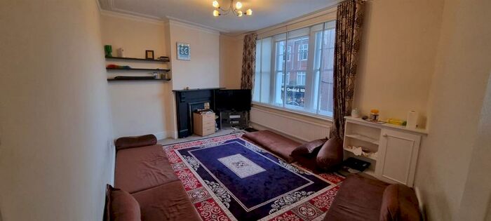 2 Bedroom Flat To Rent In Hendon Lane, London, N3