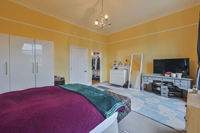 2 Bedroom Flat To Rent In Redcliffe Gardens, Chelsea, London, SW10